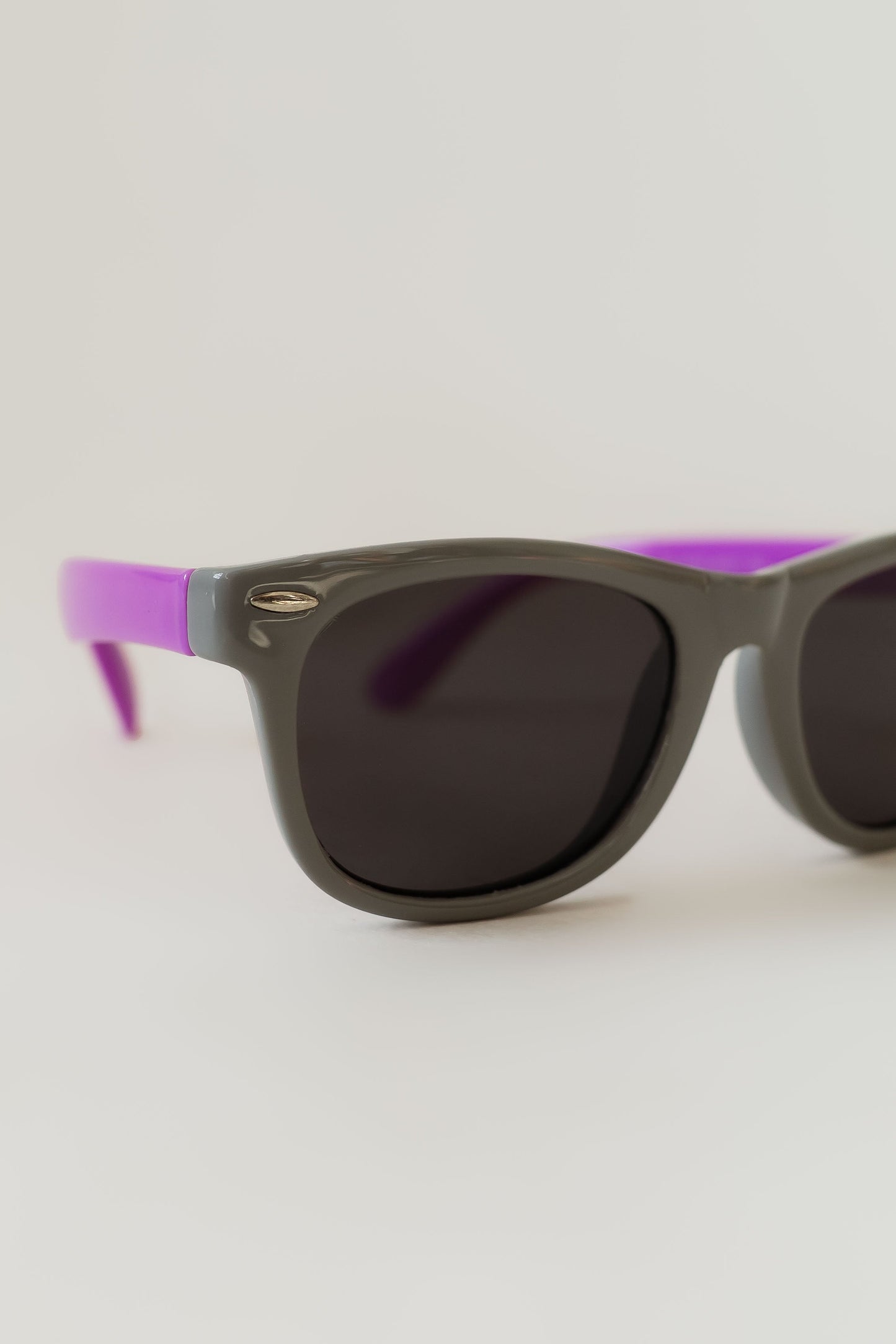 Lunettes de soleil flexibles grises et violettes polarisées pour enfants