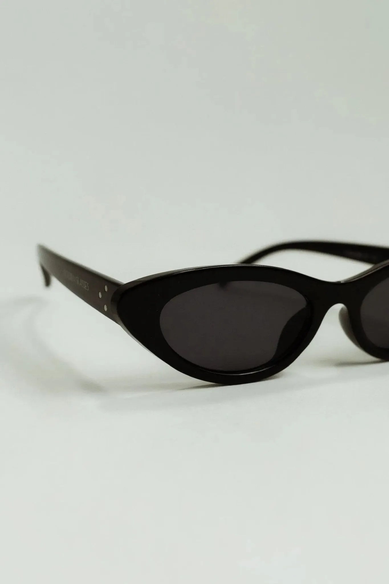 Lunettes de soleil félines noires pour femmes