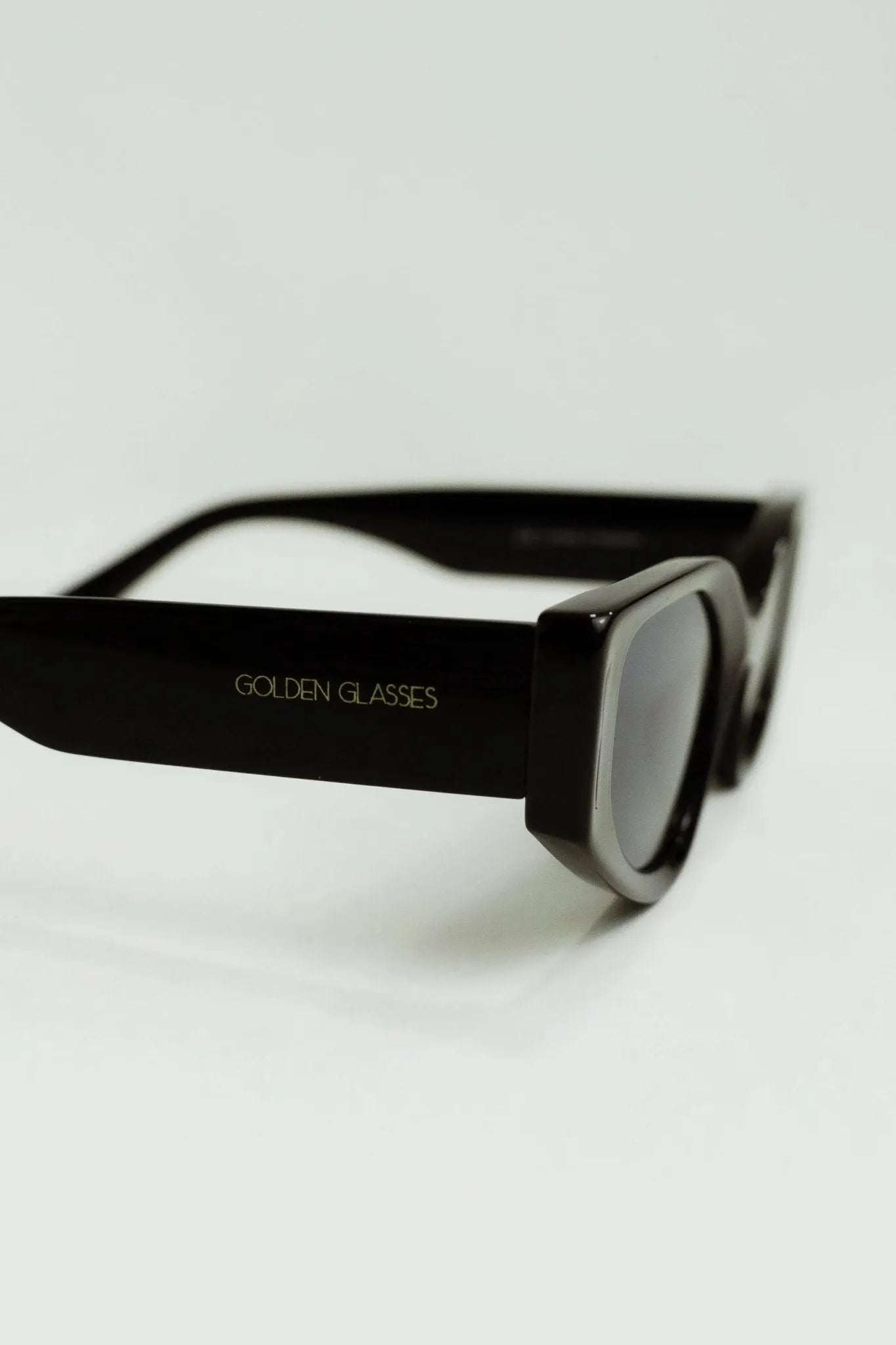 Lunettes de soleil noires emblématiques pour femmes