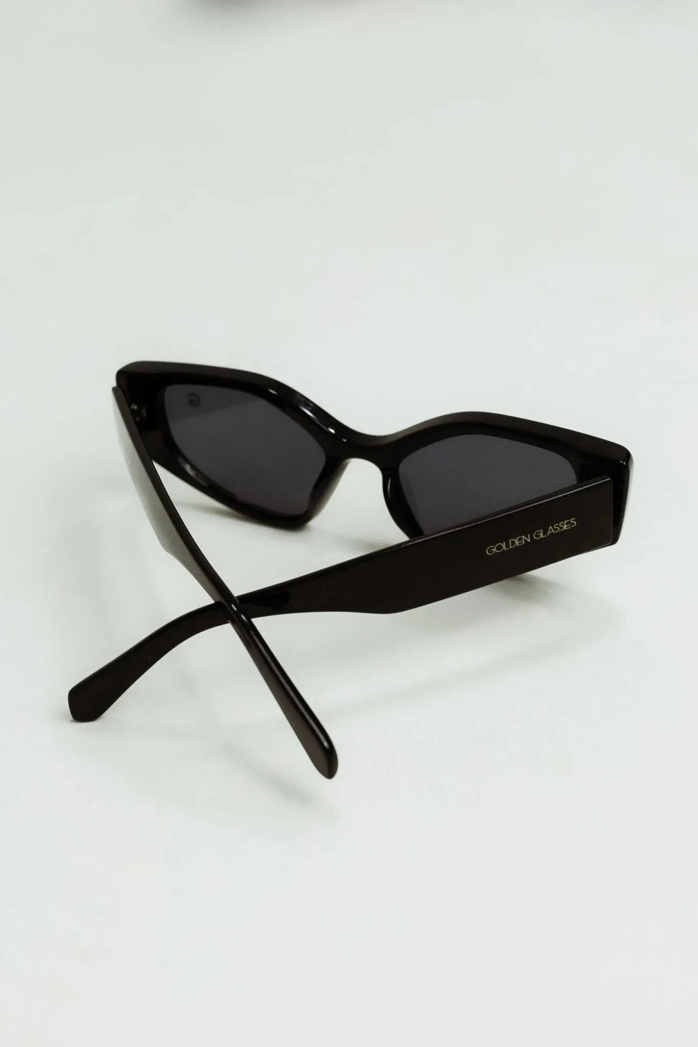Lunettes de soleil noires emblématiques pour femmes