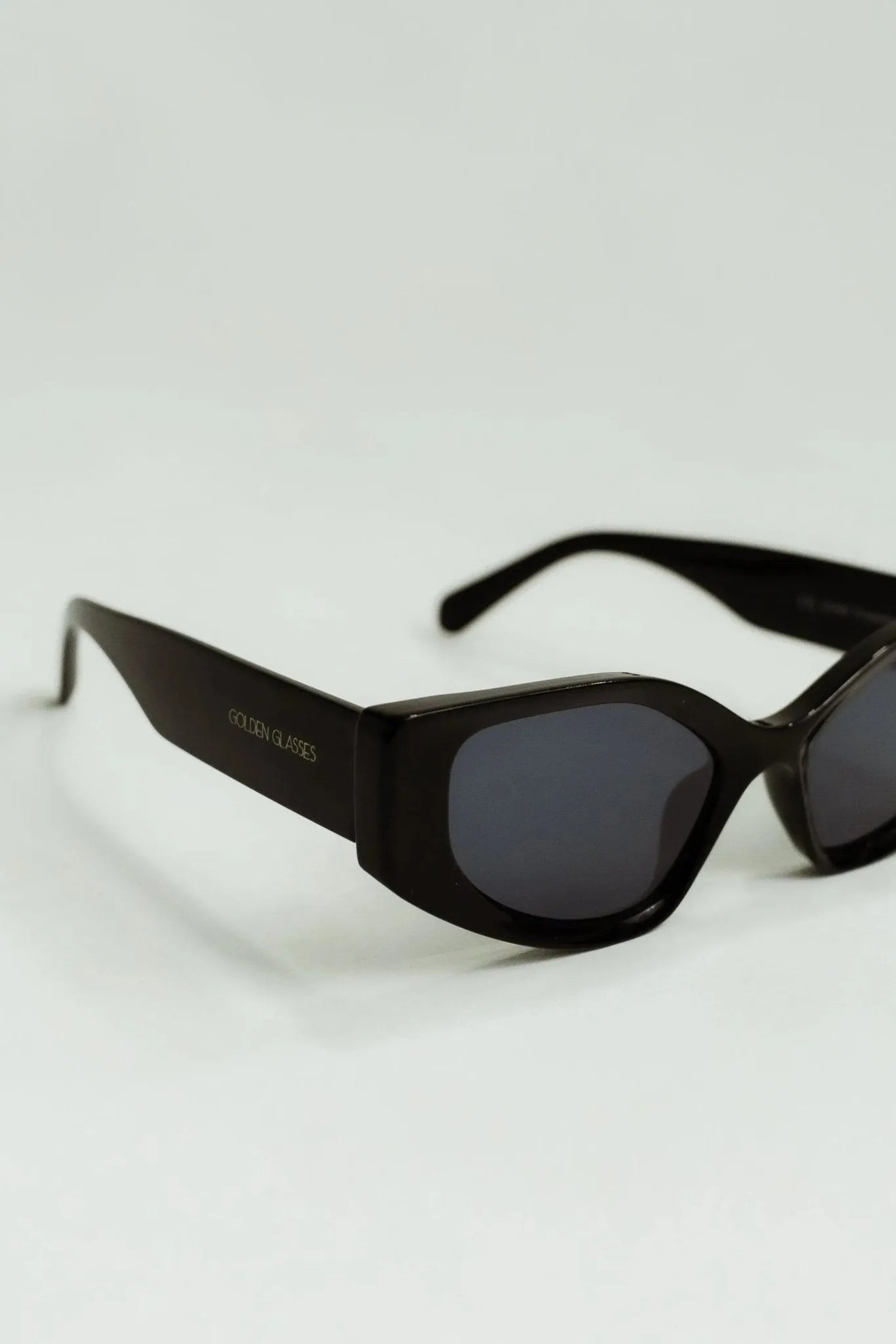 Lunettes de soleil noires emblématiques pour femmes